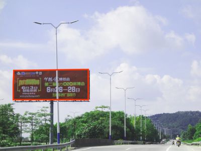 滨江大道天河水闸中央绿化带立柱双面体广告